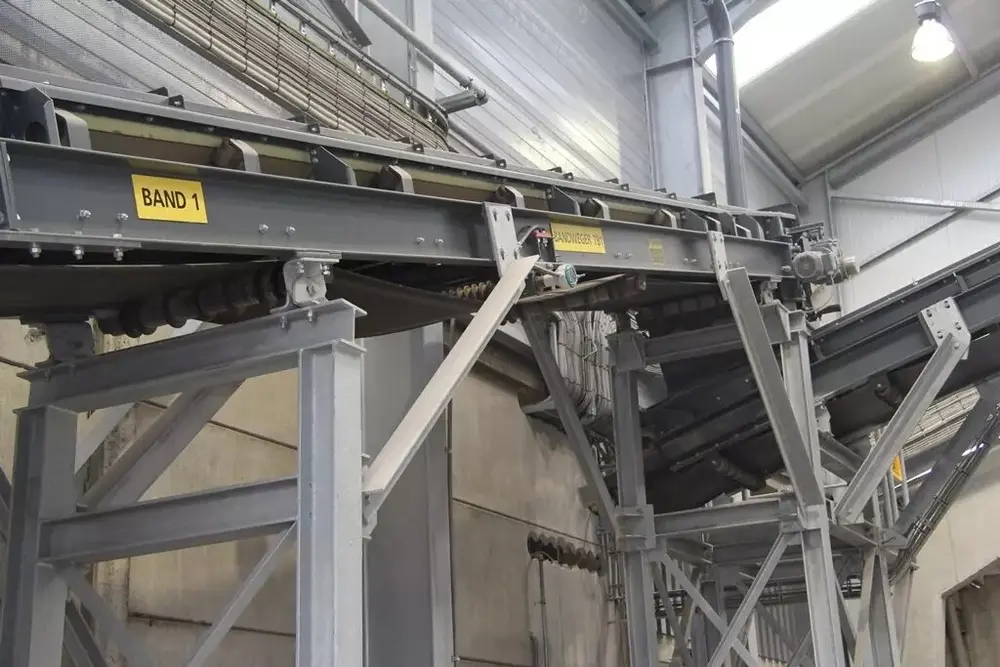 Een bandweger werkt met een transportband