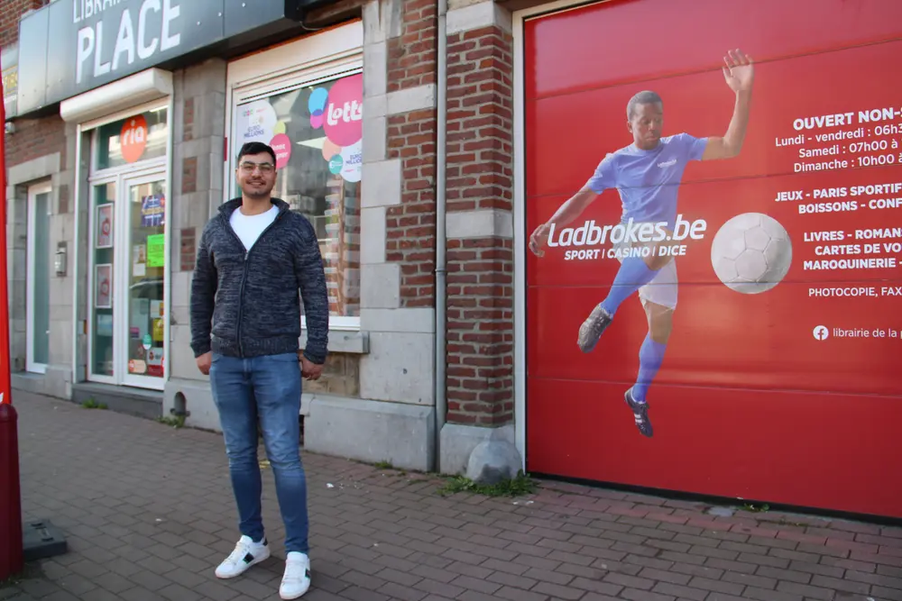 Memis Kus voor zijn winkel