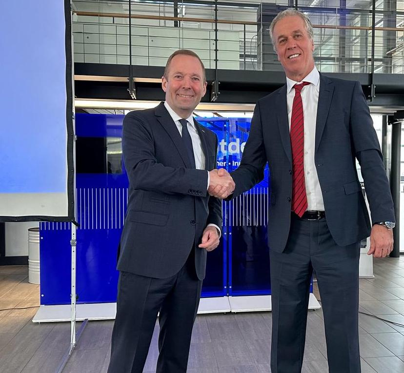 Handshake Philip Pfohe (managing director Hugo Pfohe) & Jurrie Scholtens (CFO Van Mossel Automotive Group)