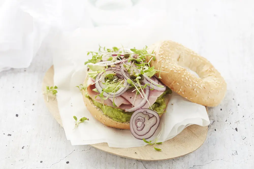 breydelham broodje met avocade