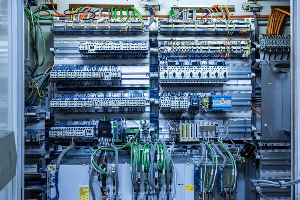 Onder meer uit de PLC van de machine haalt men data op