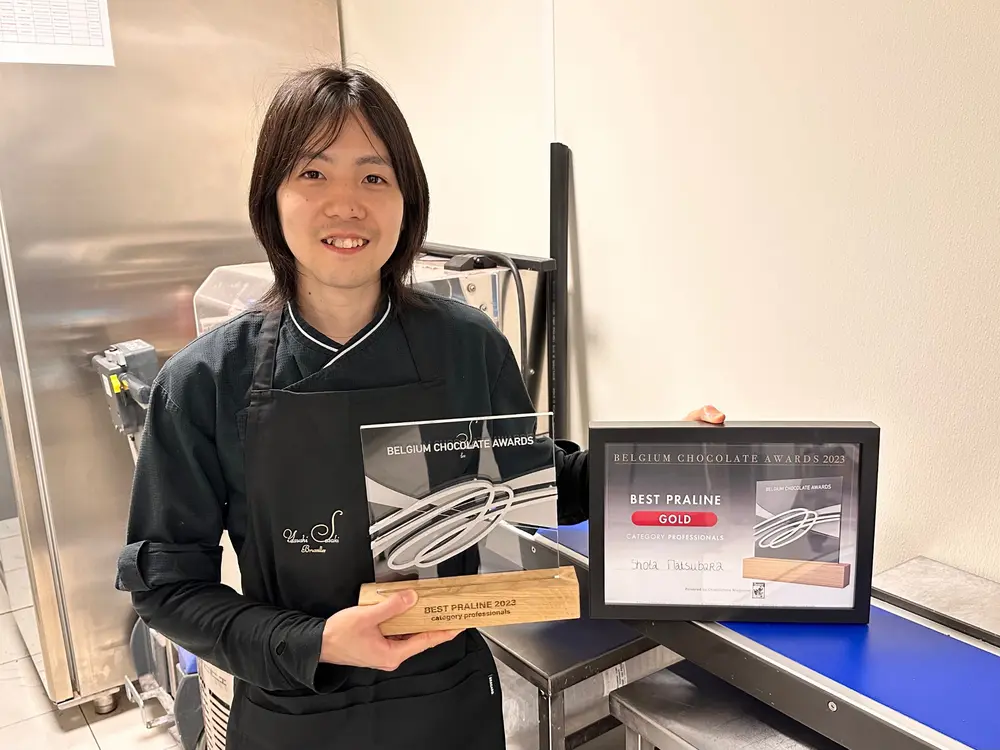 winnaar Shota Matsubara en zijn Belgium Chocolate Award 'Beste praline voor de professionelen'