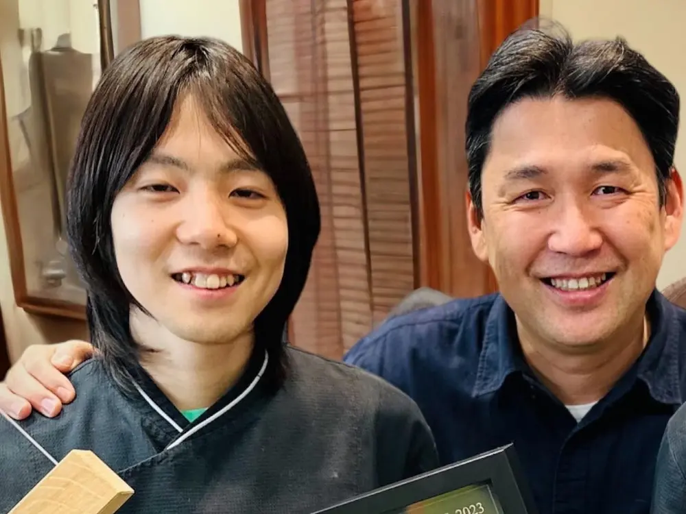Winnaar Shota en werkgever Yasushi Sasaki (foto Sasaki)