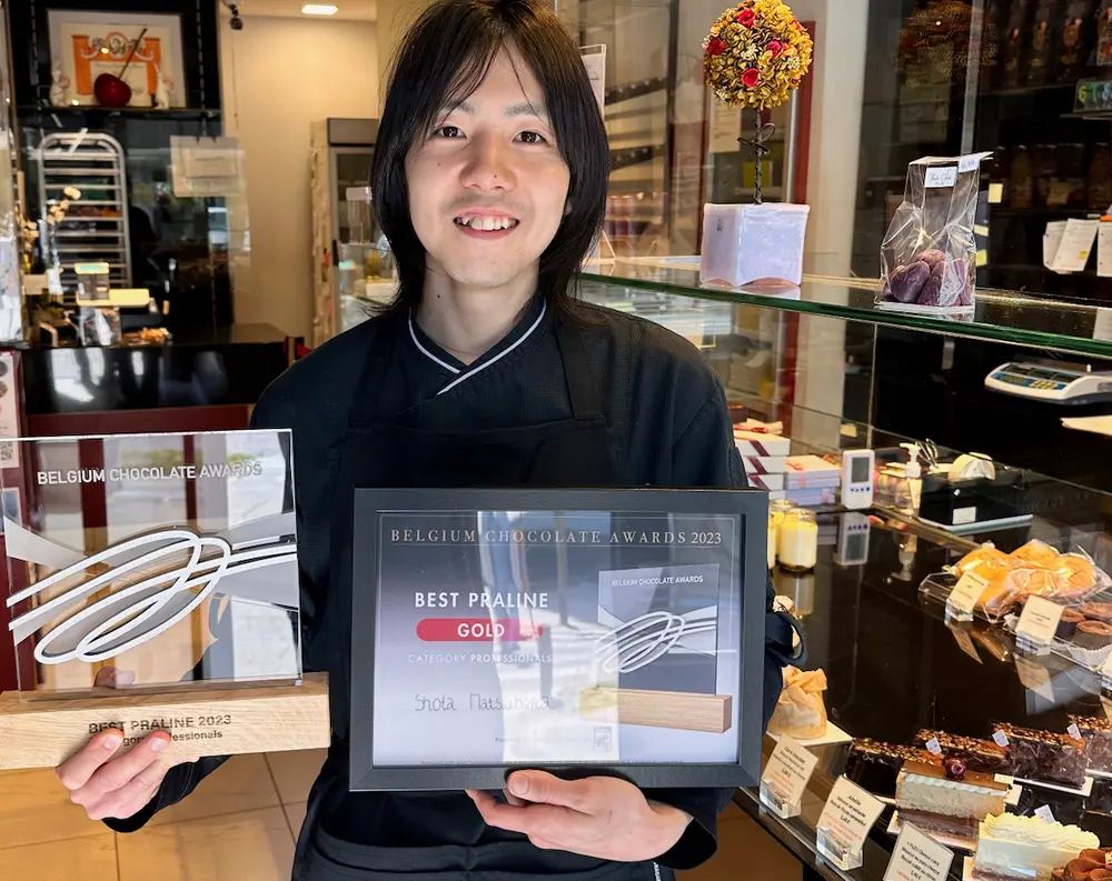 De winnaar van de 'Beste praline voor professionelen' in zijn werkomgeving Pralines-chocolatier