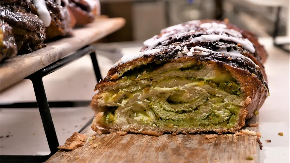 Trendy babka in een Parijse bakkerij