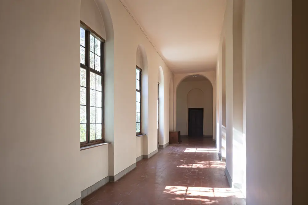 Gang binnen Karmelklooster