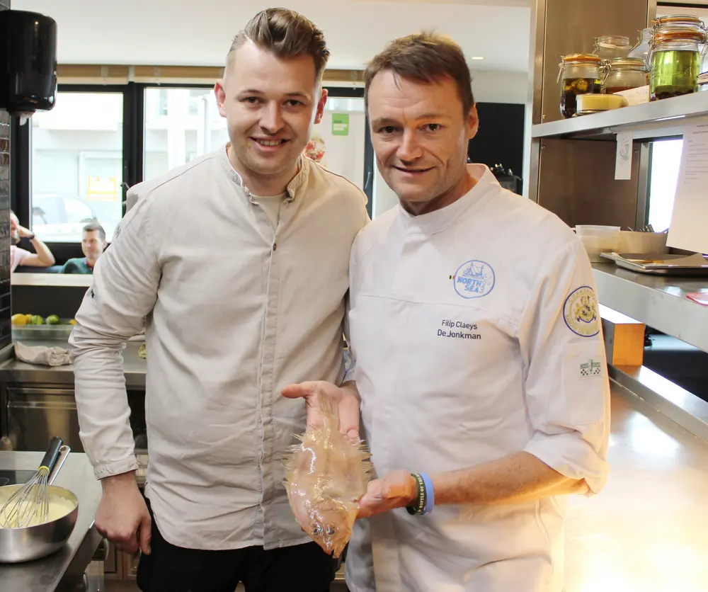 Chefs Laurent Law (Amuzee) en Filip Claeys (De Jonkman) met de Vis van het Jaar 2023: schartong
