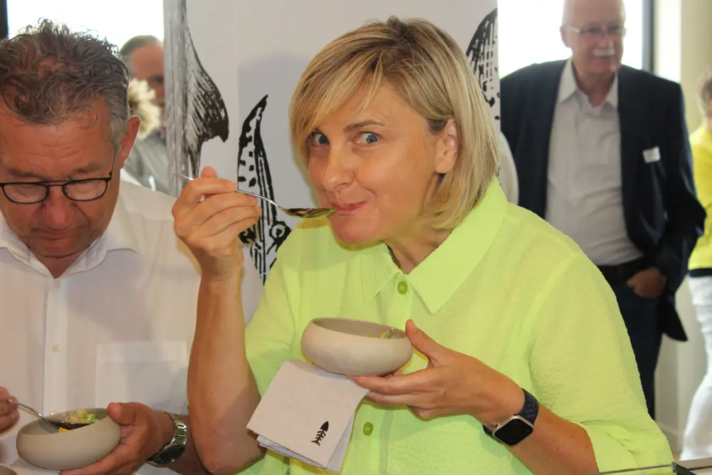 O.a. Brugs burgemeester Dirk De Fauw en minister Crevits lieten zich de schartongrecepten smaken