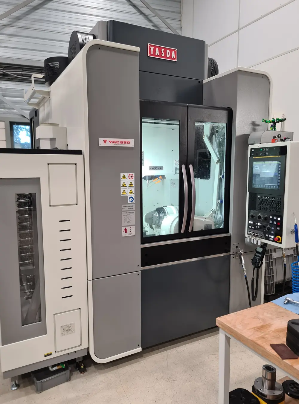 La série YASDA YMC est une machine 5 axes ultra-précise adaptée aux petites pièces extrêmement précises