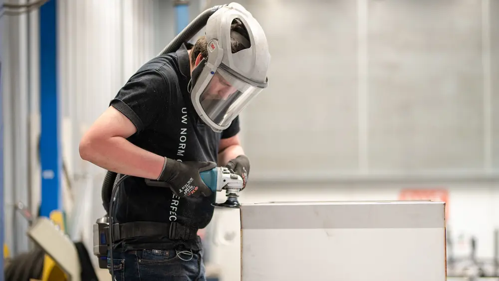 Naast stralen, slijpt en ontbraamt RVS Finish ook