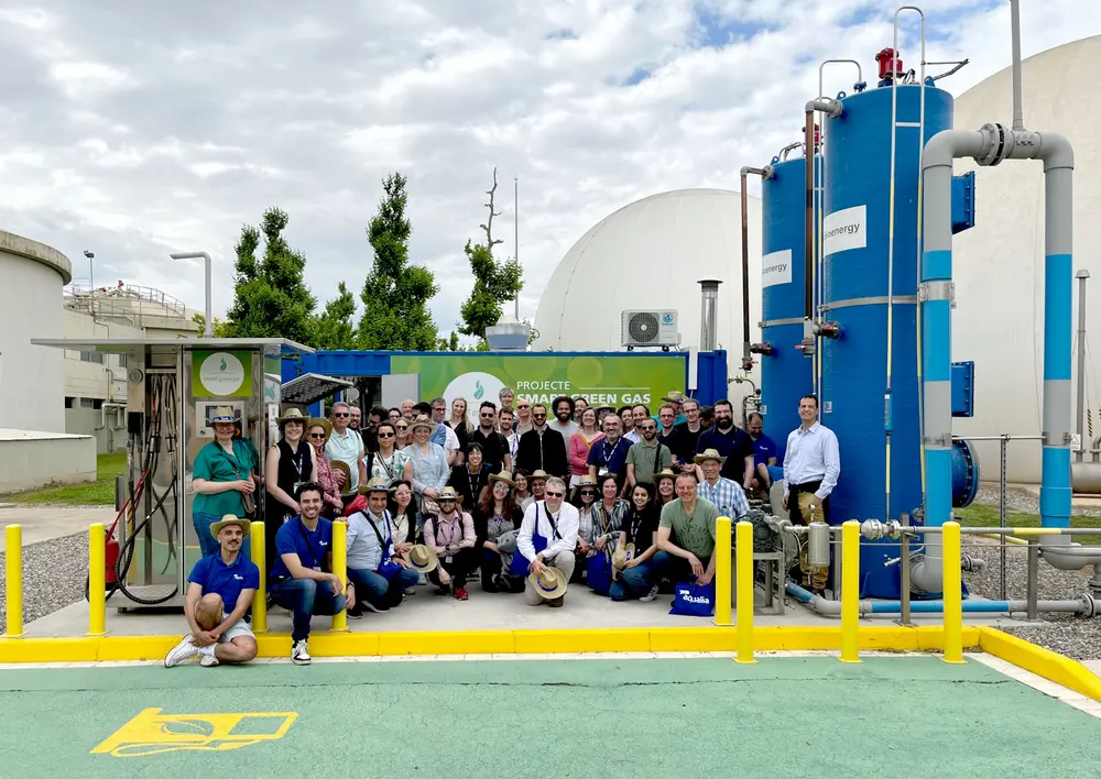 Projectteam bij het biogastankstation op de afvalwaterzuivering in Lleida (Spanje)