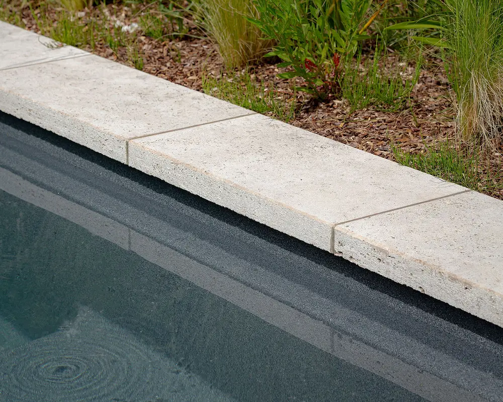 Outdoor pool coping_Pietra Bicci_afwerking Sensato