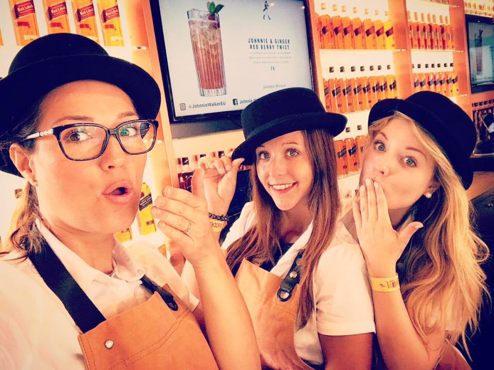 Beurspersoneel op een stand