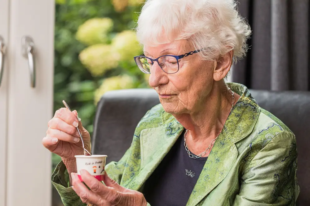Oma met Easy to Eat dessert