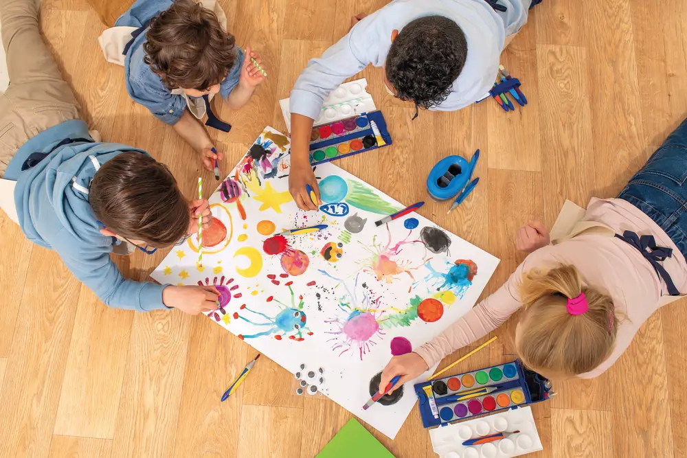 jonge kinderen schilderen