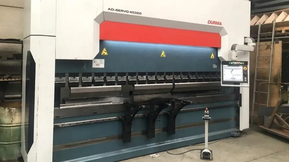 Beide cilinders van de plooibank worden servo-hydraulisch aangedreven