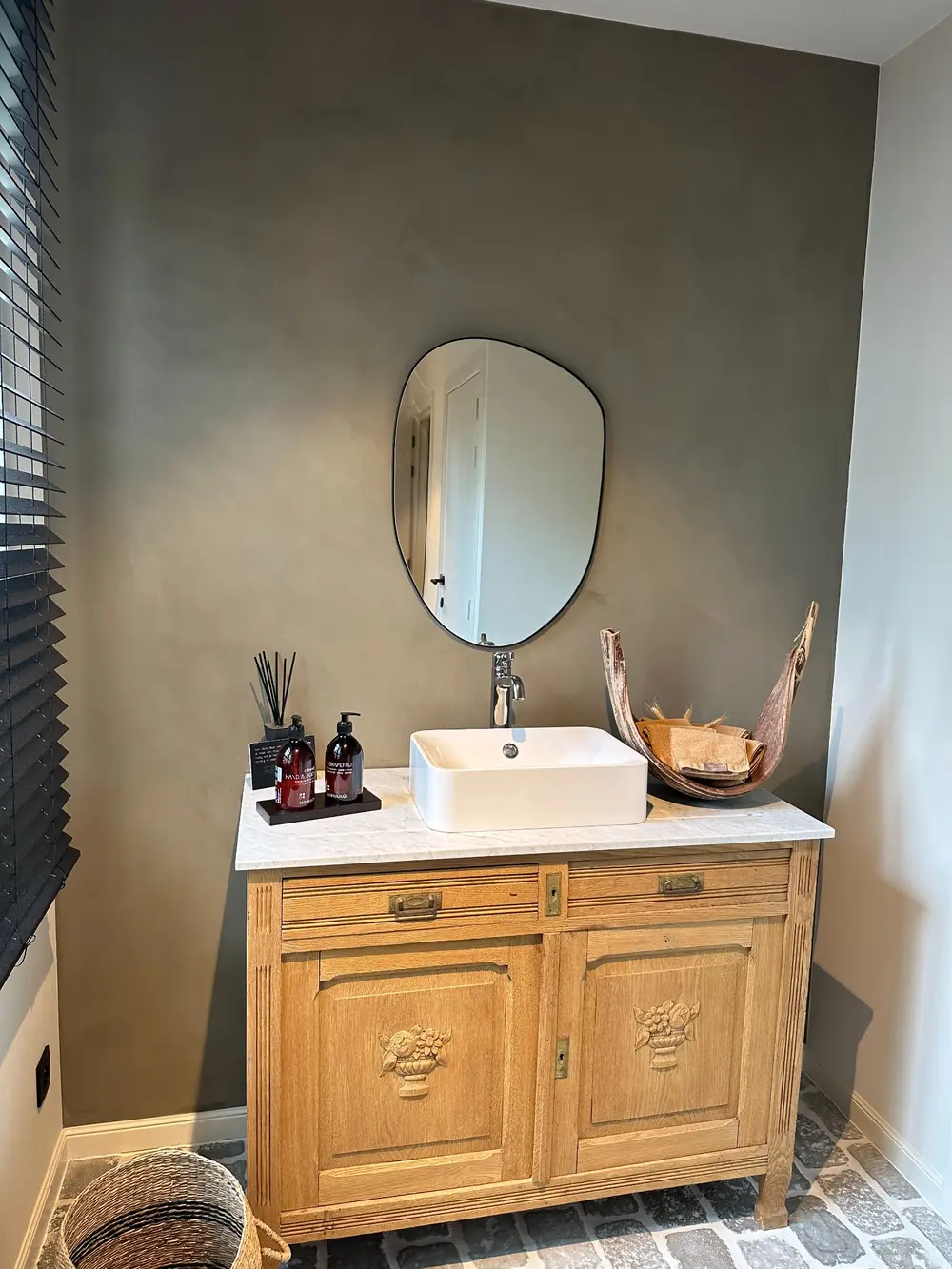 lavabo muur schilderen