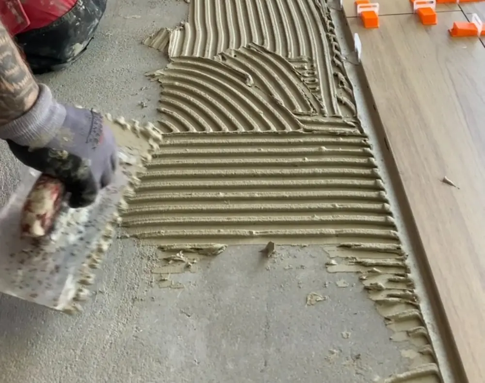 tegellijm aanmaken en aanbrengen