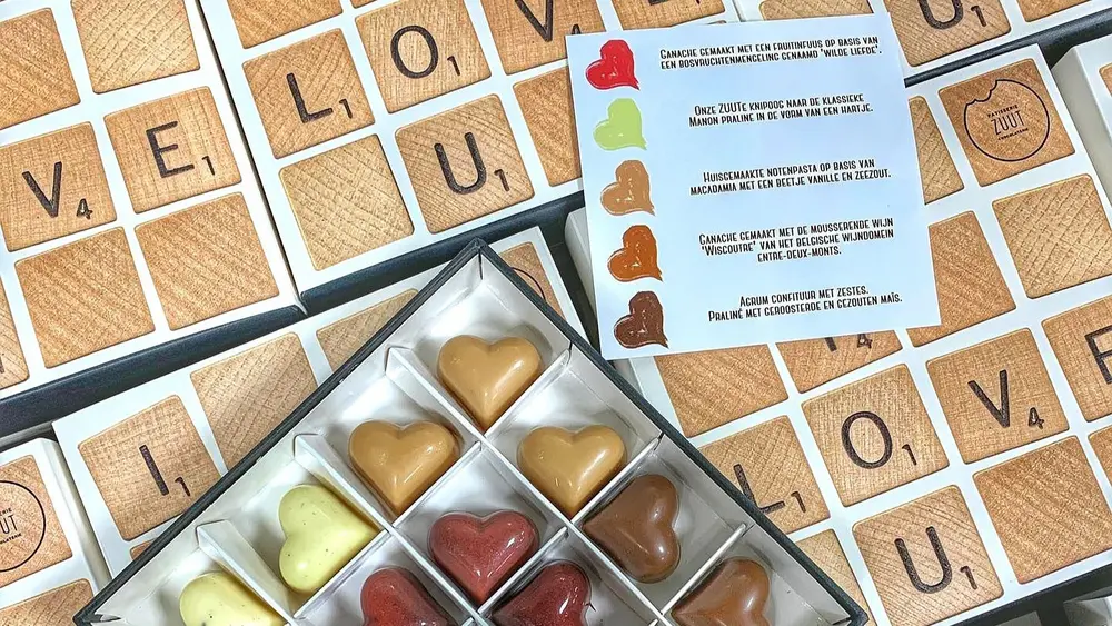 Een kleurrijke mix van pralines in hartvorm 