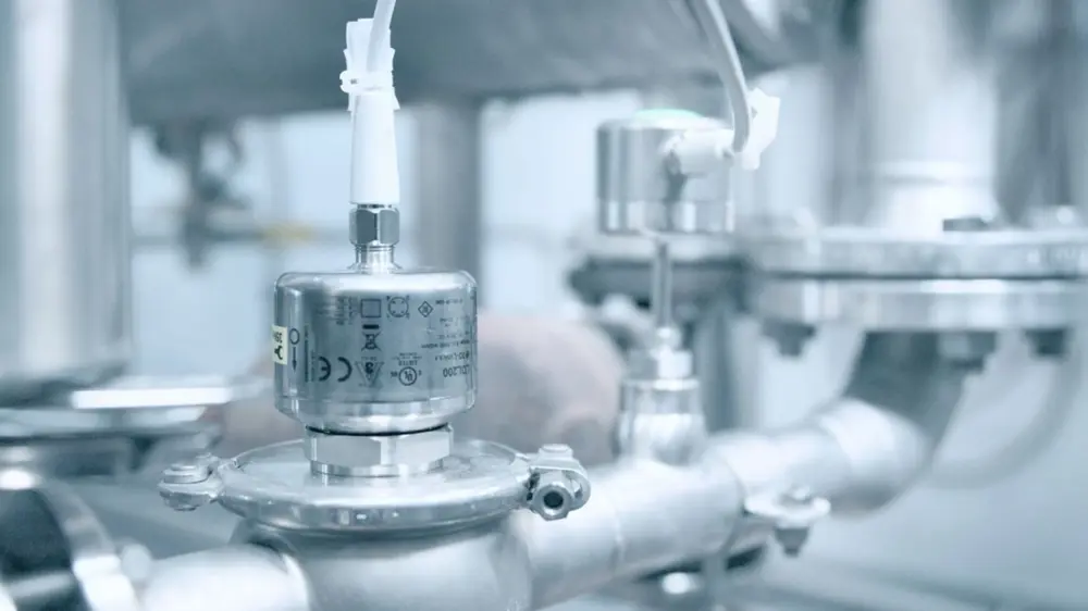 Deze geleidbaarheidssensor detecteert uiterst nauwkeurig of er reinigingsvloeistof of zuiver water door de leiding stroomt. De snelheid en betrouwbaarheid van de meting verkorten het reinigingsproces (Foto: ifm electronic)