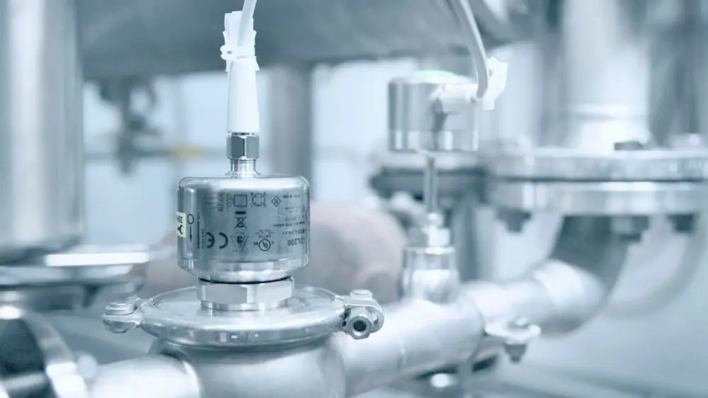 Ce capteur de conductivité détecte avec précision si du liquide de nettoyage ou de l'eau pure s'écoule dans la canalisation. La rapidité et la fiabilité de la mesure raccourcissent le processus de nettoyage (Photo: ifm electronic)