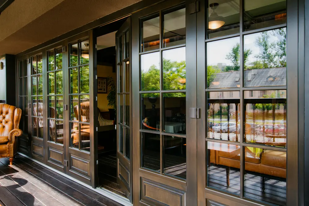 MENUISERIE CHÂSSIS ET PORTES EN BOIS/PVC à céder