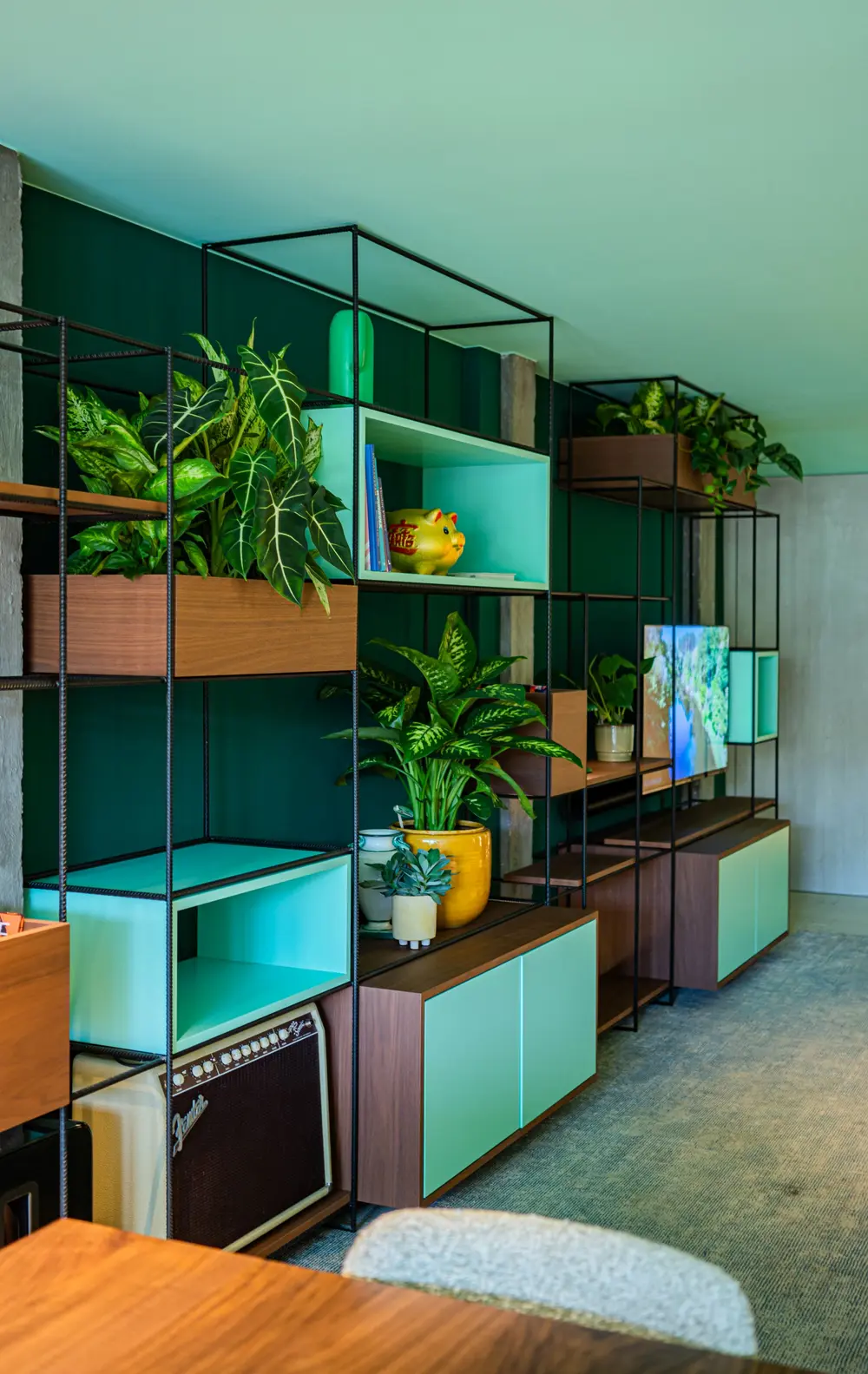 aardig werk - kast met planten