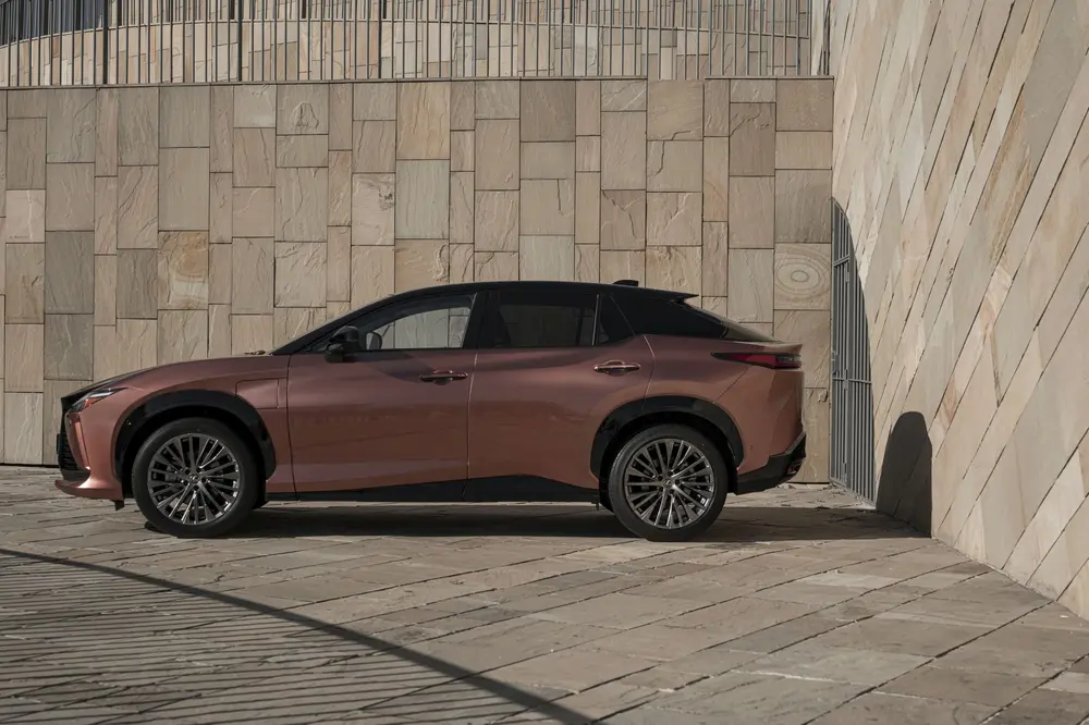 Rijtest Lexus RZ 450e DIRECT4