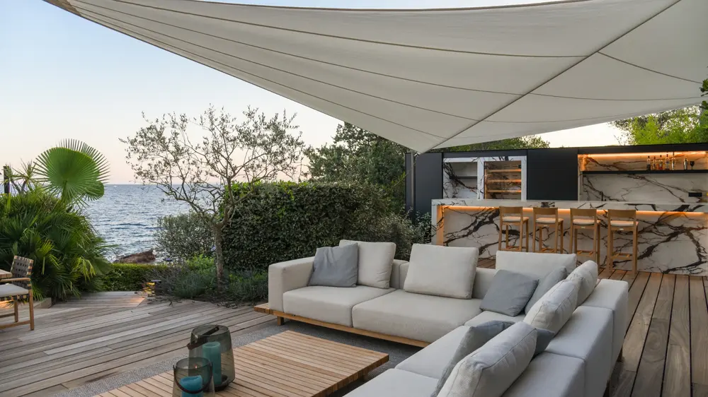 De Four Interieur terras avond