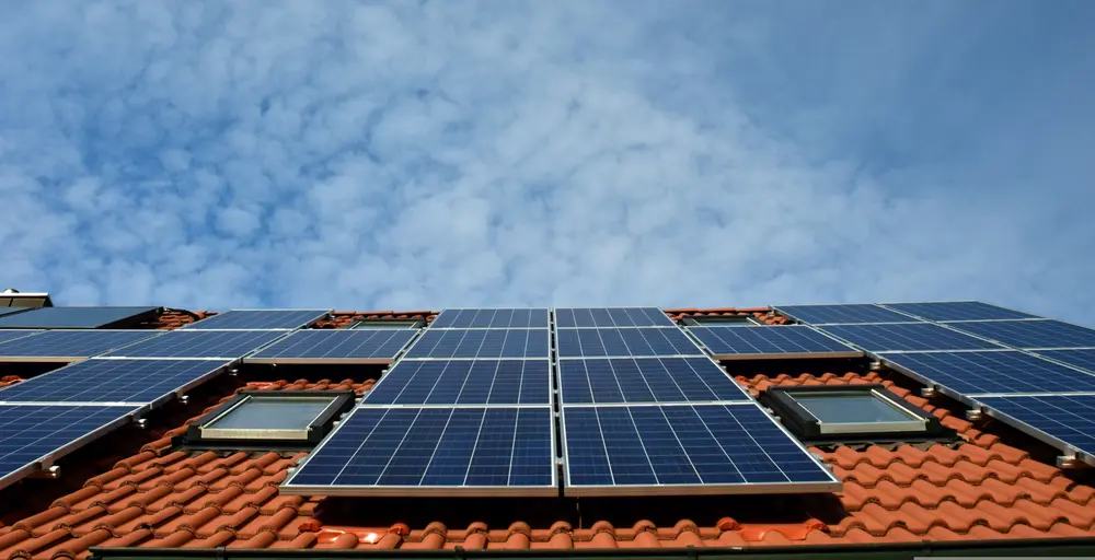 stockfoto van pv-panelen op dak