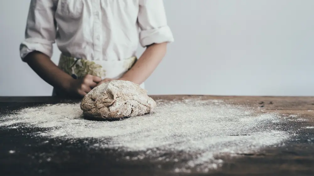 bakker en deeg met bloem