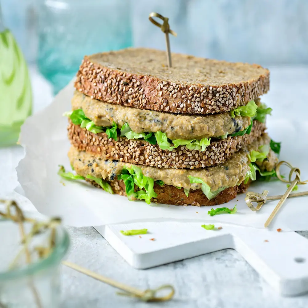 Vegan tonijnsalade van Manna tussen dikke sneetjes bruin brood