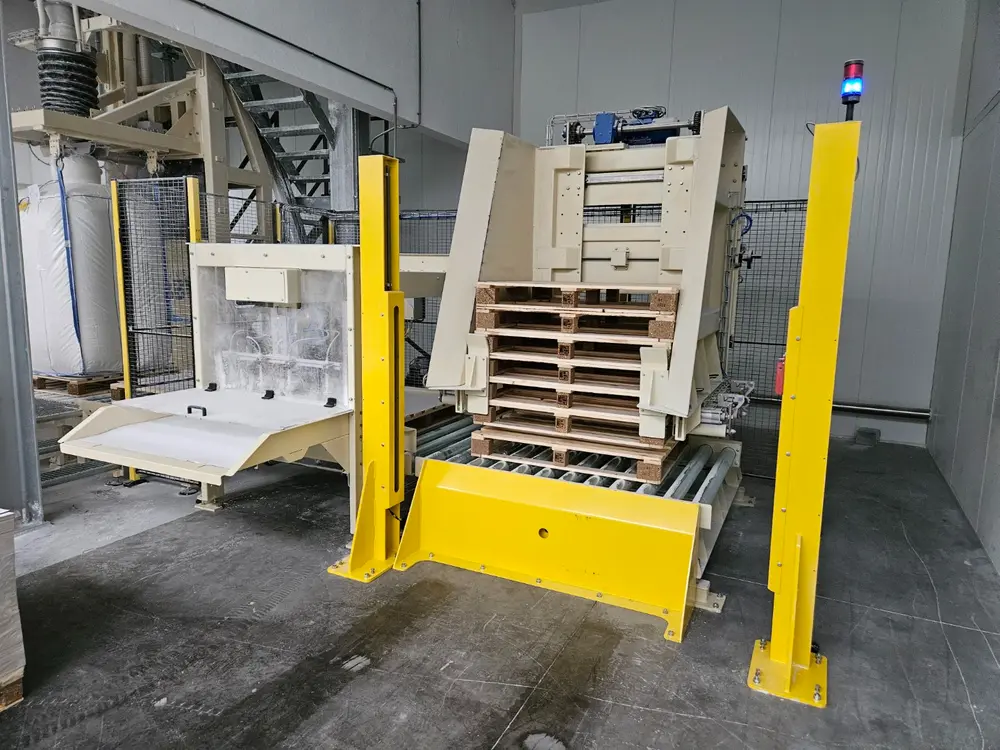 Een kartonnen vel beschermt de zak tegen de houten pallet