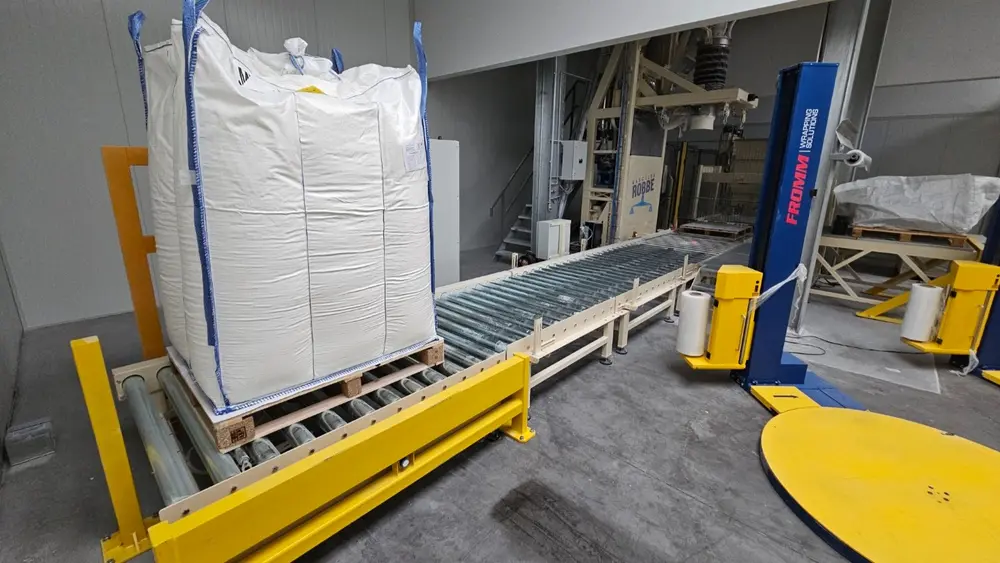 Eenmaal gevuld, wordt de bigbag afgevoerd naar een bufferstation op het einde van de lijn