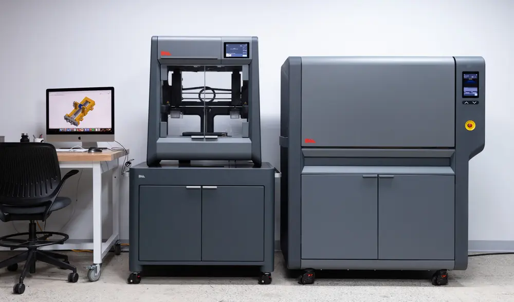 De achterliggende AM-technologie bij DM Studio System 2 betrekt geen los metaalpoeder en laser, dus kan het compacte systeem zonder bijkomende veiligheidsmaatregelen gebruikt worden bij de ontwerpers op kantoor