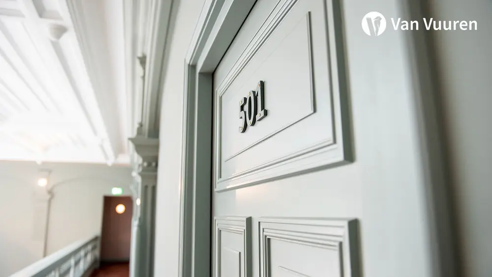 Witte akoestische deur Van Vuuren