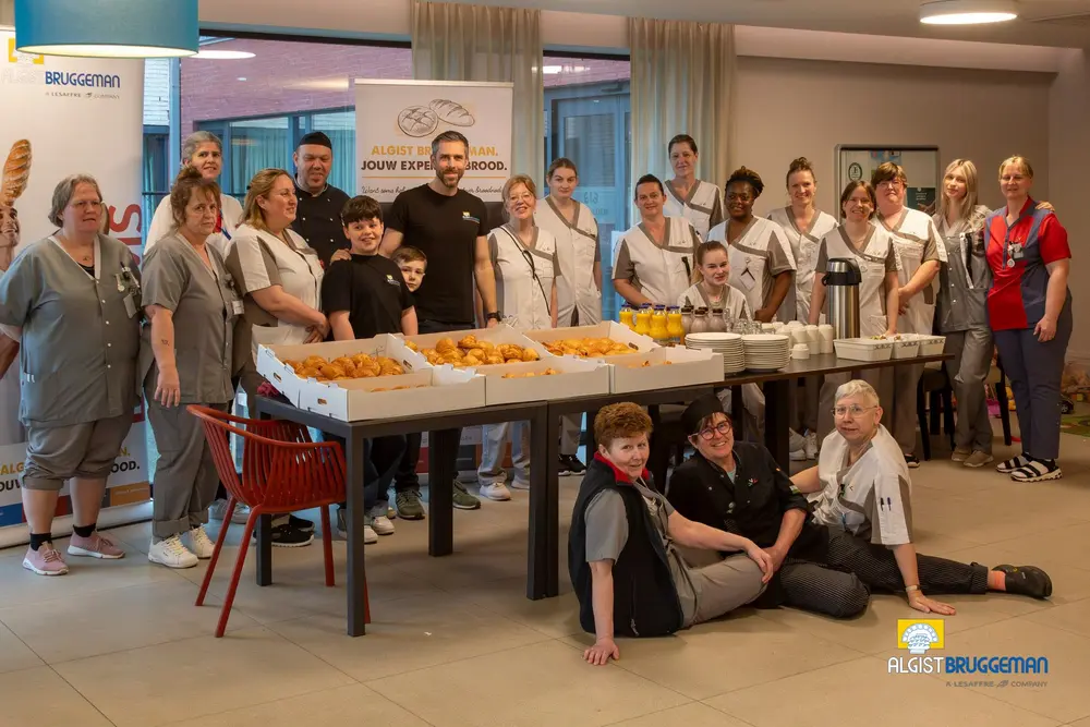 Algist Bruggeman met verzorgend personeel