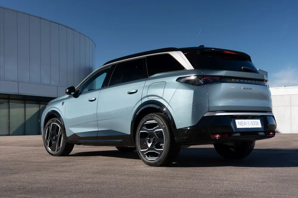 Nieuw: Peugeot E-5008 2