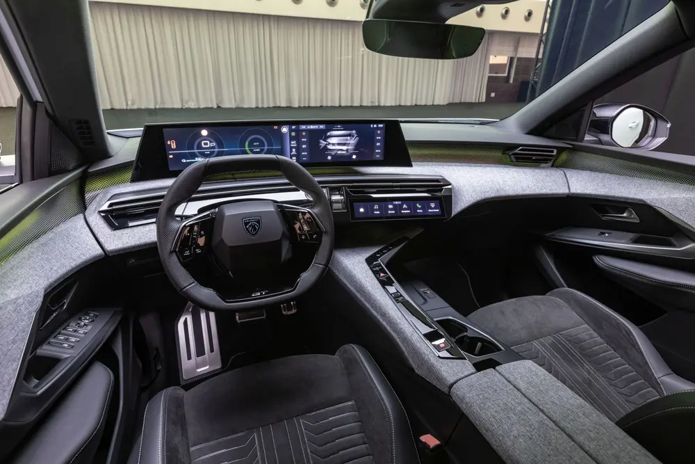 Nieuw: Peugeot E-5008 interieur