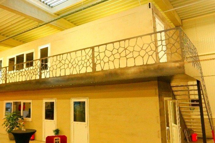 Aan de nieuwe kantoren van BLC staat een zelfgemaakte trap