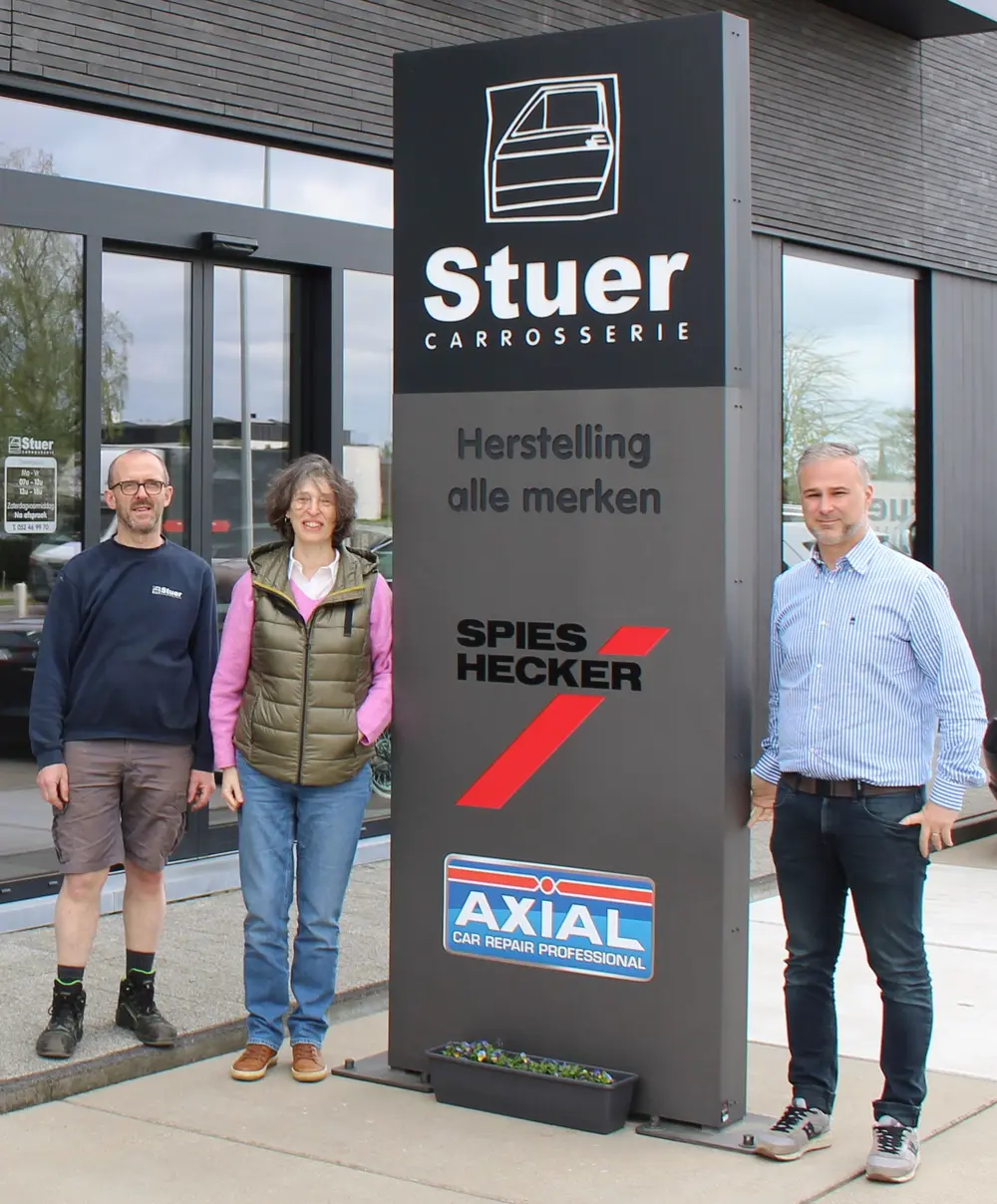 trio bij totem Carrosserie Stuer