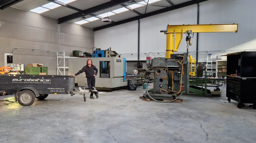 Pascal Demol, zaakvoerder van Eurobotics, in de werkplaats