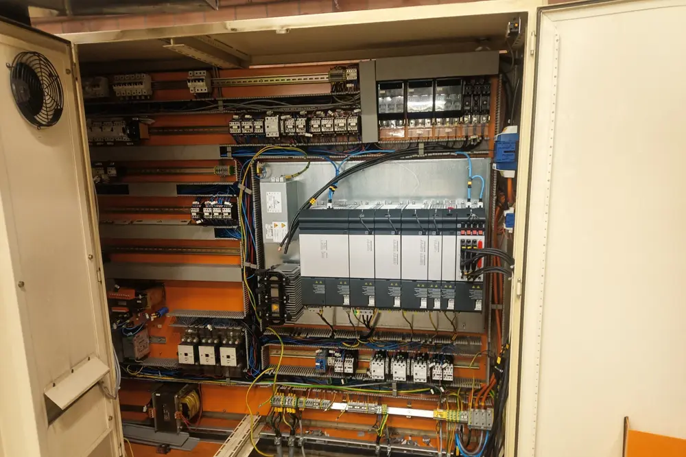 De bekabeling en bordenbouw wordt uitbesteed aan onderaannemers