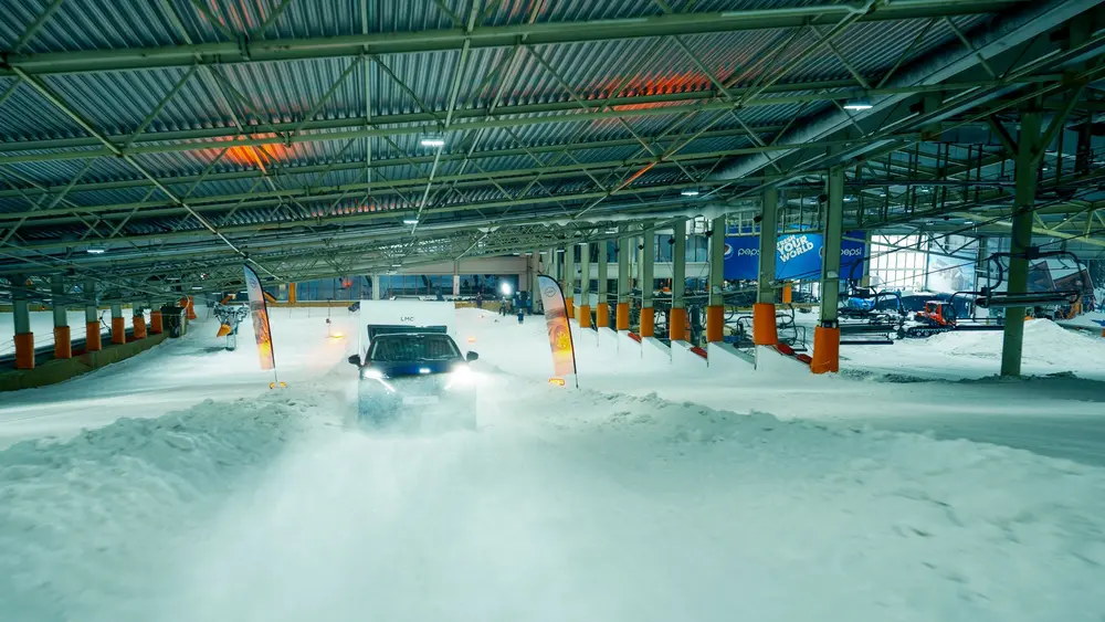 Nissan Ariya e-4ORCE bedwingt indoor skipiste in SnowWorld Landgraaf 3