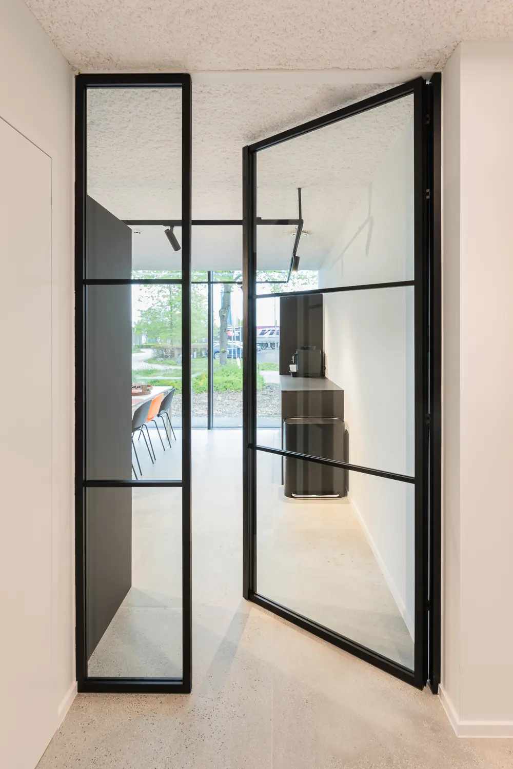 Divina Arlu glazen deur