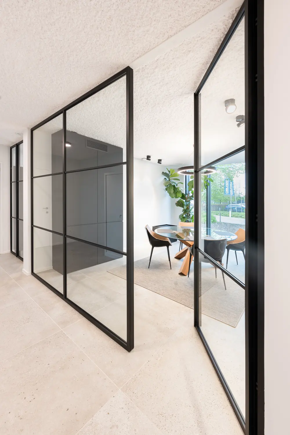 Divina Arlu glaswand