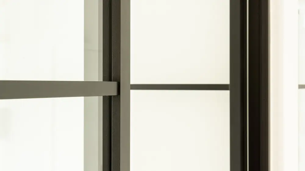 Divina Arlu detail glas