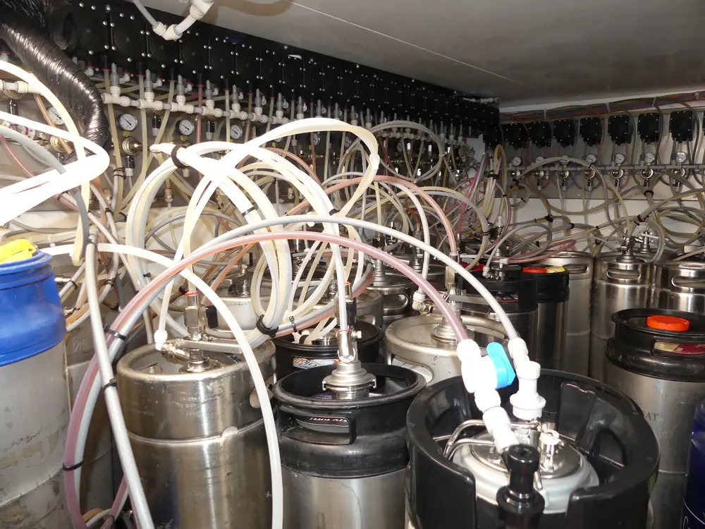 Koelcel waar 46 vaten aangesloten zijn