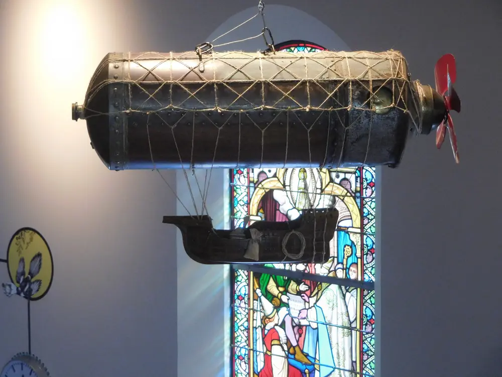 Zeppelin als verwijzing naar Verne