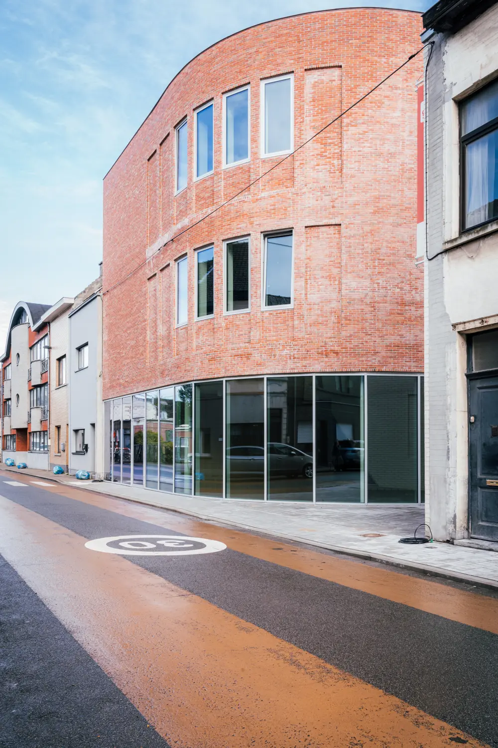 De nieuwe sporthal van op straat bekeken
